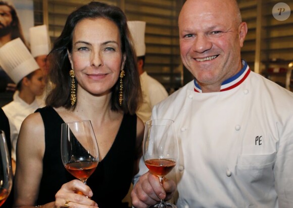 Carole Bouquet et l'invité-vedette de Cauchemar en cuisine Philippe Etchebest présentent le Sangue d'Oro à Bordeaux, le 31 janvier 2013.