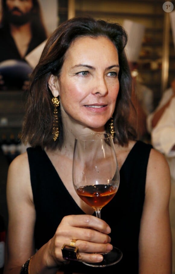 Carole Bouquet, verre de vin à la main pour présenter le Sangue d'Oro à Bordeaux, le 31 janvier 2013.