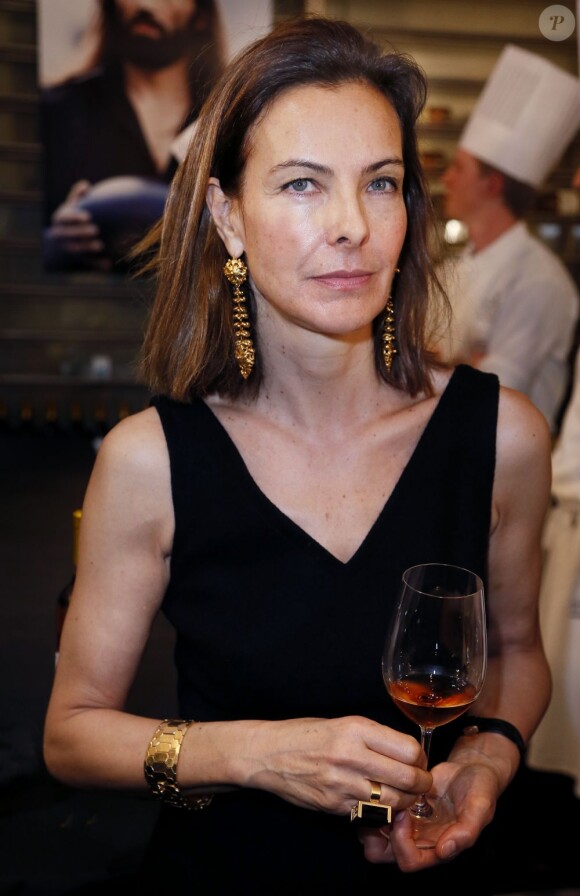 C'est connu, Carole Bouquet est une amatrice de bons vins, elle qui présente ici le Sangue d'Oro à Bordeaux, le 31 janvier 2013.