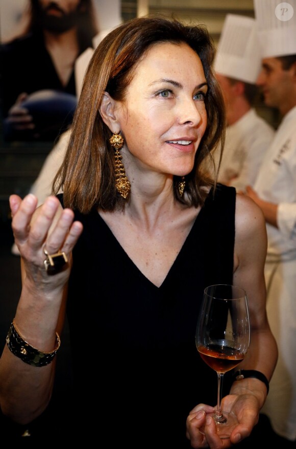 Carole Bouquet discute lors de la présentation du vin millésimé le Sangue d'Oro à Bordeaux, le 31 janvier 2013.