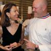 Carole Bouquet et le chef étoile Philippe Etchebest en pleine discussion lors de la présentation du Sangue d'Oro à Bordeaux, le 31 janvier 2013.