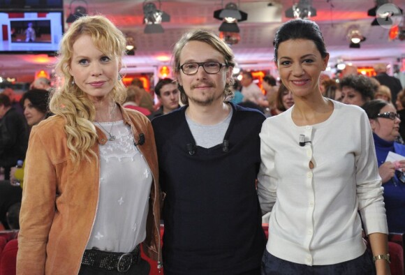 Carole Richert, Lorànt Deutsch et sa femme Marie-Julie Baup lors de l'enregistrement de l'émission Vivement dimanche sur France 2 diffusée le 10 février 2013