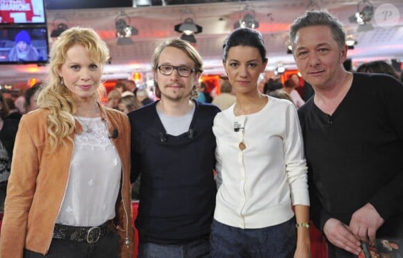 Carole Richert, Lorànt Deutsch avec sa femme Marie-Julie Baup et Nicolas Briançon lors de l'enregistrement de l'émission Vivement dimanche sur France 2 diffusée le 10 février 2013