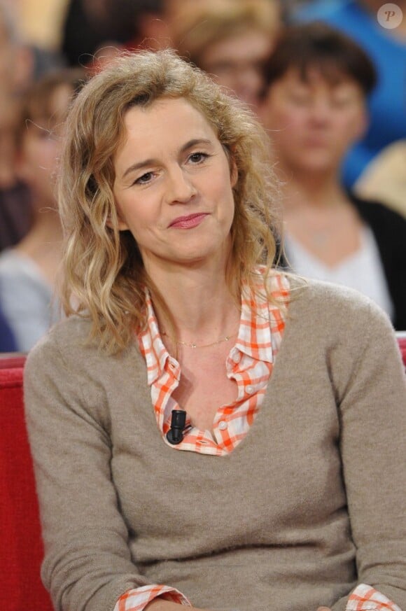 Delphine de Vigan lors de l'enregistrement de l'émission Vivement dimanche sur France 2 diffusée le 10 février 2013