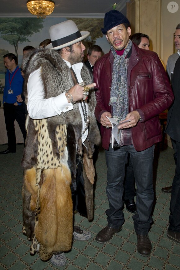 JoeyStarr et Jumping Bull aka. Geronimo lors de la vente-aux-enchères au profit de la fondation The Heart Fund au restaurant du Bristol à Paris le 1er février 2013