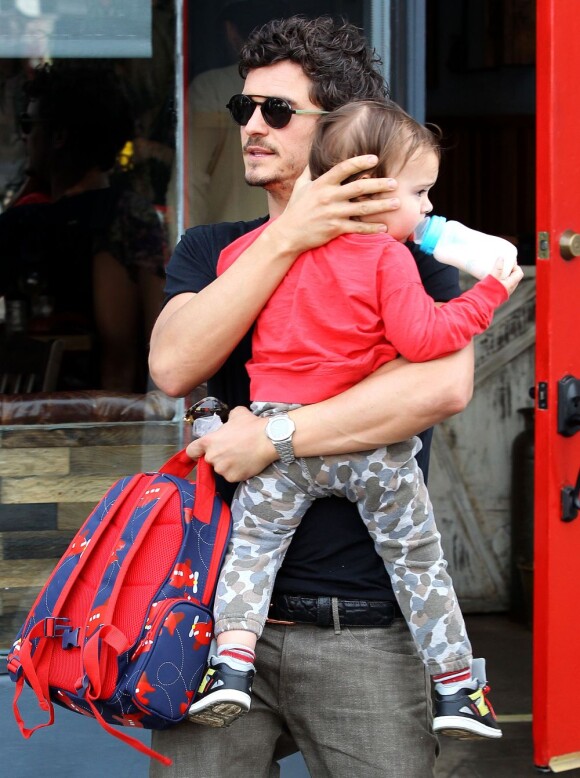 Orlando Bloom quitte le restaurant Son of a Gun avec son fils Flynn dans les bras. Los Angeles, le 1er février 2013.