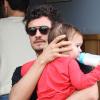 Orlando Bloom quitte le restaurant Son of a Gun avec son fils Flynn dans les bras. Los Angeles, le 1er février 2013.