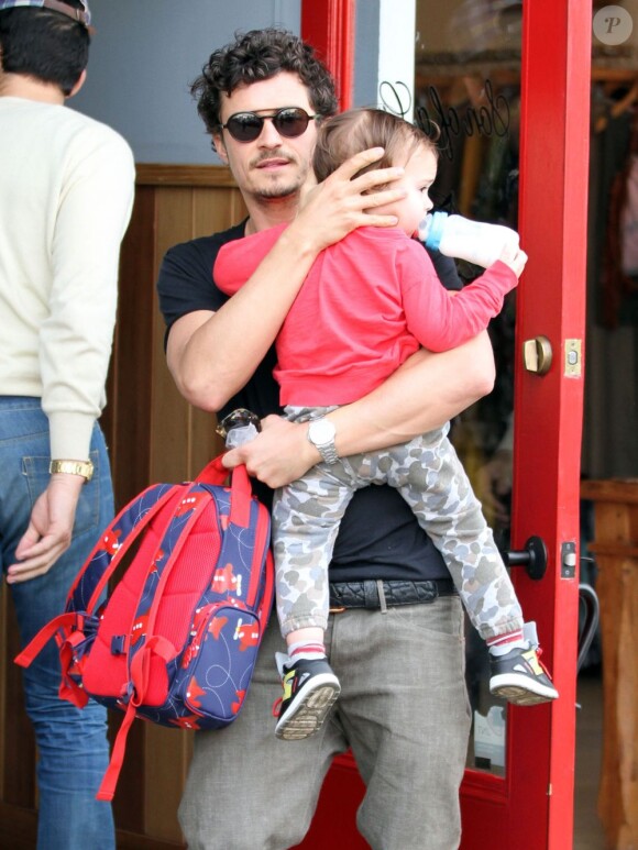 Orlando Bloom porte son fils Flynn en quittant le restaurant Son of a Gun. Los Angeles, le 1er février 2013.