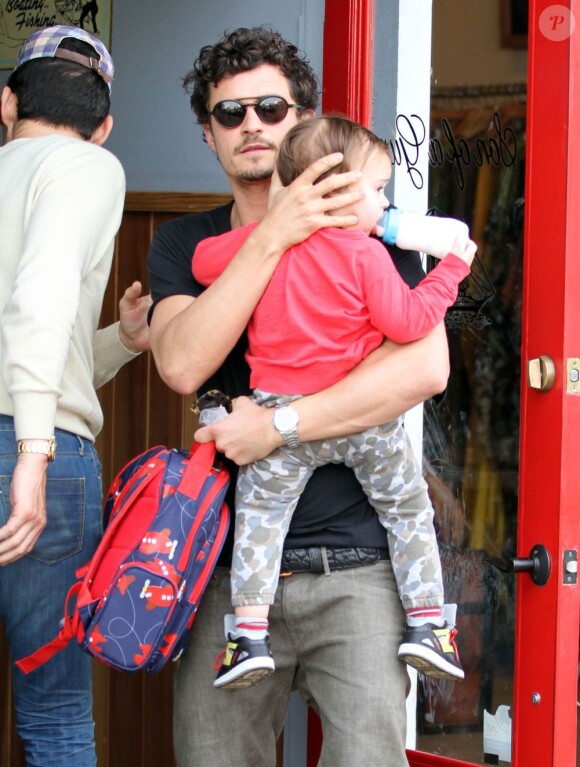 Orlando Bloom et son fils Flynn quittent le restaurant Son of a Gun. Los Angeles, le 1er février 2013.