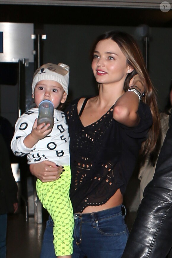 Miranda Kerr et son fils Flynn à l'aéroport de Los Angeles, le 26 janvier 2013.