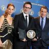 Michel Hazanavicius, son prix de Directors Guild of America, avec  Jean Dujardin et Bérénice Bejo à Los Angeles le 28 janvier 2012