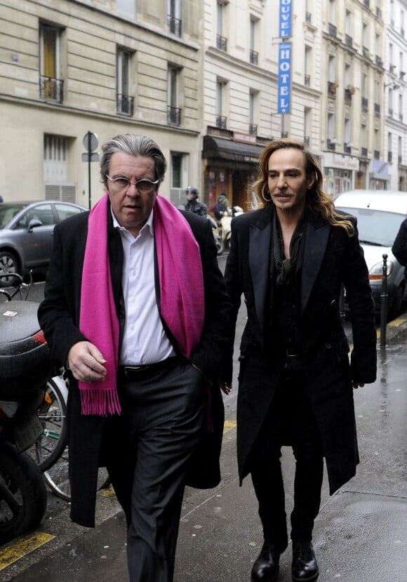 John Galliano et son avocat Jean-Marc Coblence arrivent au conseil des prud'hommes à Paris, le 4 février 2013.