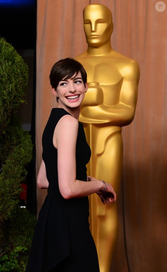 Anne Hathaway radieuse au déjeuner des nommés aux Oscars 2013, à Los Angeles, le 4 février 2013.
