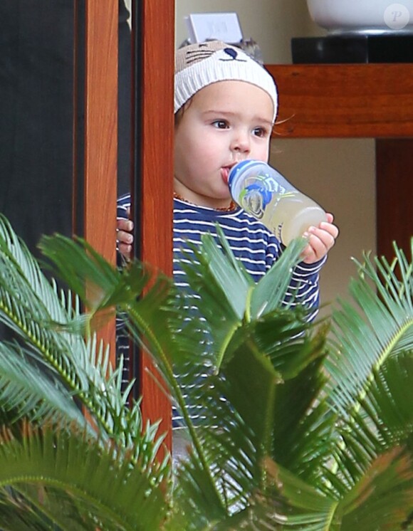 Miranda Kerr et son fils Flynn en vacances à Cancun au Mexique le 25 janvier 2013. Le petit bout de chou se régale avec son biberon.