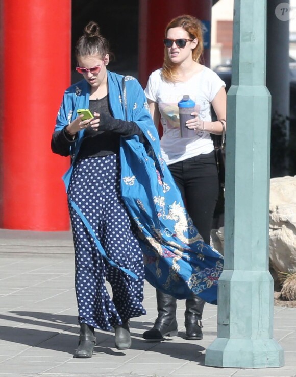Rumer Willis emmène sa soeur Tallulah faire du shopping le jour de son anniversaire, à Los Angeles, le 3 février 2013. Vu son look ça ne lui fera pas de mal.