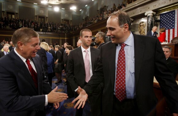 David Axelrod salue le sénateur Lindsey Graham. Juste derrière, crâne rasé, regard juvénile et cravate rose, Jon Favreau, le speechwriter du président Barack Obama, à Washington, le 9 septembre 2009.