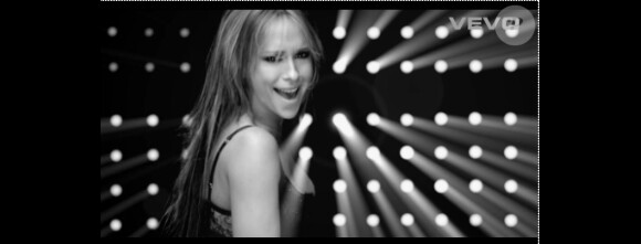Jennifer Love Hewitt sublime dans la vidéo promotionnelle de The Client List
