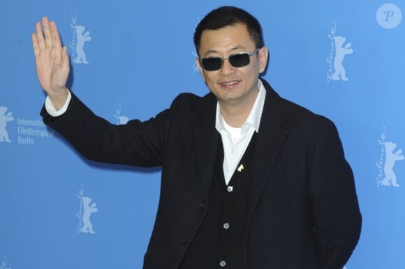 Wong Kar-wai salue les photographes pendant le photocall pour le film d'ouverture The Grandmaster à Berlin, le 7 février 2013.