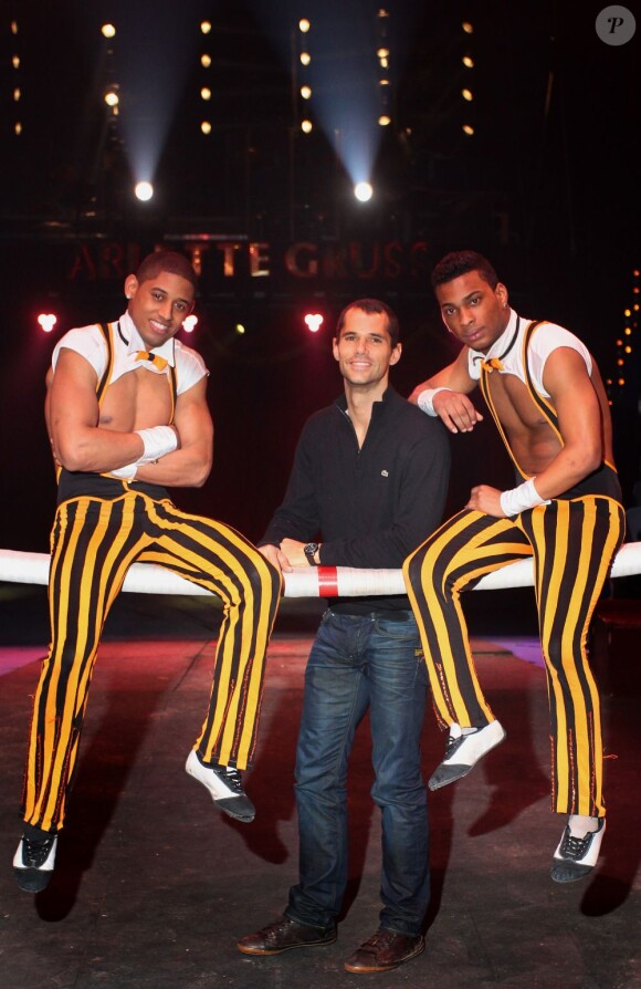 Romain Mesnil était l'invité d'honneur des Cuba Boys du cirque Arlette Gruss à qui il a fait don de 6 de ses perches pour leur permettre de poursuivre leur spectacle, le 6 février 2013 à Bordeaux