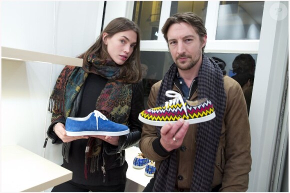 Benn Northover et amie à l'inauguration de la première boutique TWINS FOR PEACE, rue Vieille du Temple à Paris le 7 février 2013.