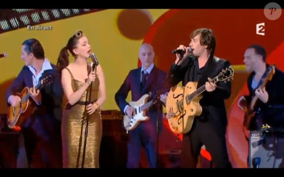Thomas Dutronc et Imelda May interprètent "Clint" lors des Victoires de la Musique, sur France 2 le 8 février 2013.