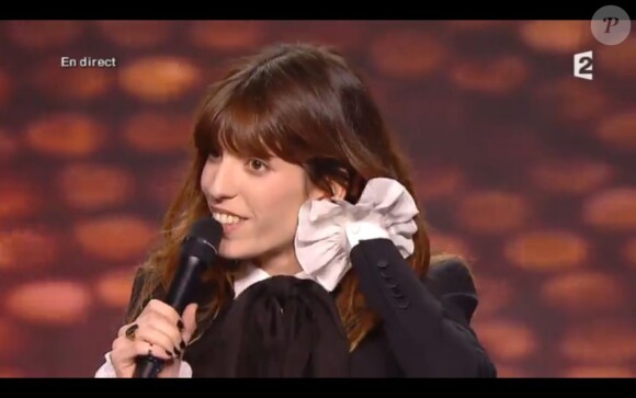 Lou Doillon remporte le trophée de l'artiste féminine de l'année lors des Victoires de la Musique, sur France 2 le 8 février 2013.