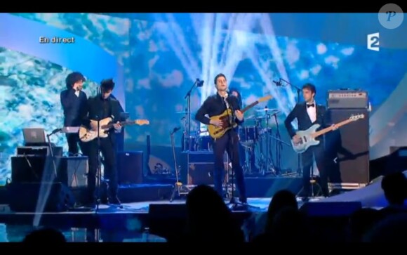 BB Brunes interprète "Coups et blessures" lors des Victoires de la Musique, sur France 2 le 8 février 2013.