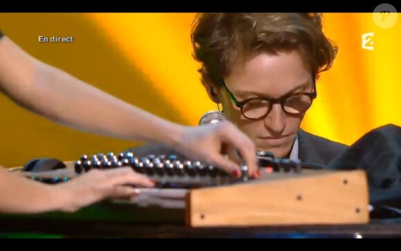 Raphaël chante "Peut-être" lors des Victoires de la Musique, sur France 2 le 8 février 2013.
