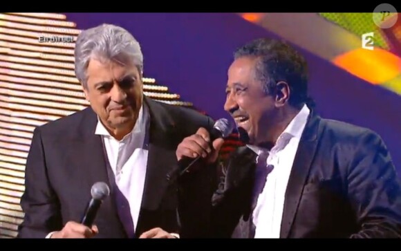 Enrico Macias et Khaled interprètent "L'Oriental" lors des Victoires de la Musique, sur France 2 le 8 février 2013.