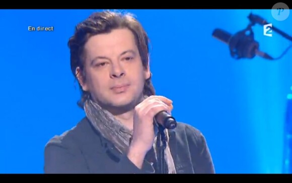 Benjamin Biolay interprète "Profite" lors des Victoires de la Musique, sur France 2 le 8 février 2013.
