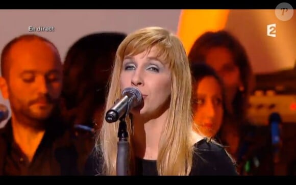 Barbara Carlotti chante "L'amour, l'argent et le vent" lors des Victoires de la Musique, sur France 2 le 8 février 2013.