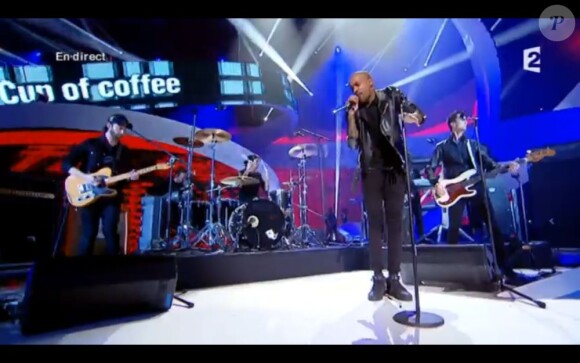 Skip The Use chante "Cup Of Coffee" lors des Victoires de la Musique, sur France 2 le 8 février 2013.
