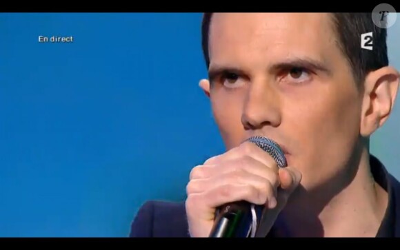 Lescop chante "La forêt" lors des Victoires de la Musique, sur France 2 le 8 février 2013.