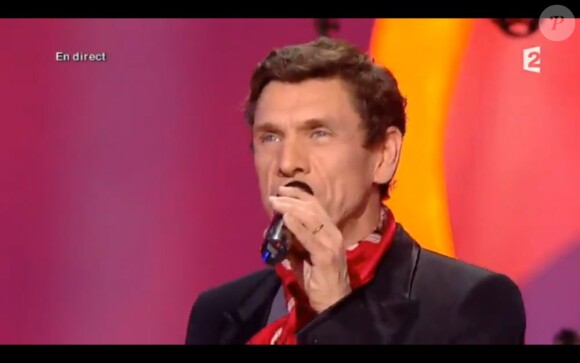 Marc Lavoine chante "Je descends du singe" lors des Victoires de la Musique, sur France 2 le 8 février 2013.