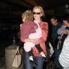 L'actrice Nicole Kidman, accompagnée de son mari Keith Urban, et de leurs deux enfants à l'aéroport de Los Angeles le 8 février 2013.