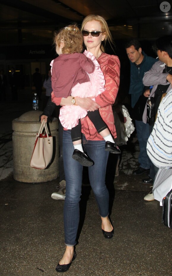 L'actrice Nicole Kidman, accompagnée de son mari Keith Urban, et de leurs deux enfants à l'aéroport de Los Angeles le 8 février 2013.