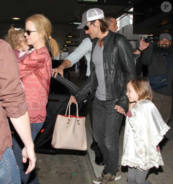 Nicole Kidman, sublime, accompagnée de son mari Keith Urban, et de leurs deux enfants à l'aéroport de Los Angeles le 8 février 2013.