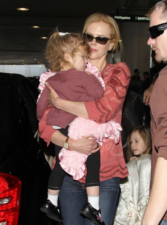La comédienne Nicole Kidman, accompagnée de son mari Keith Urban, et de leurs deux enfants à l'aéroport de Los Angeles le 8 février 2013.