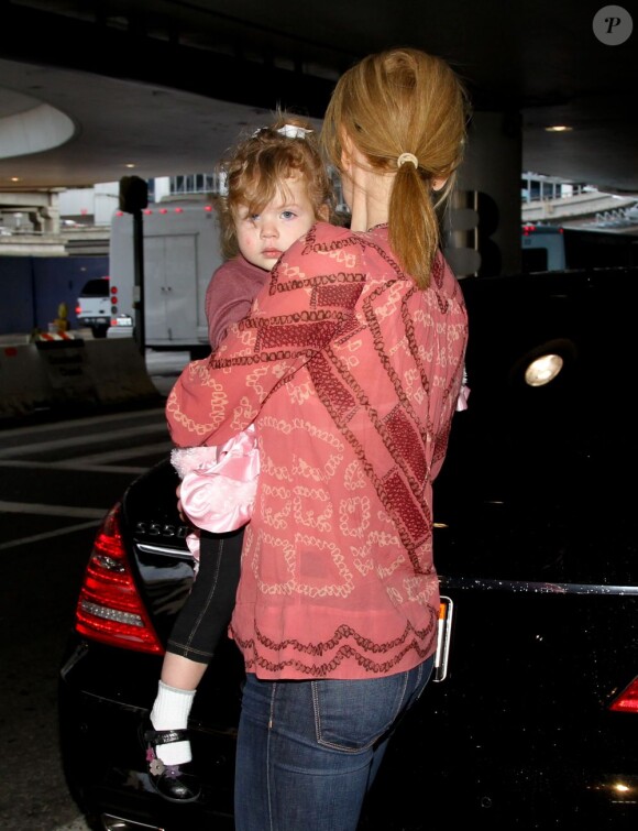 Nicole Kidman, accompagnée de son mari Keith Urban, et de leurs deux enfants à l'aéroport de Los Angeles LAX le 8 février 2013.
