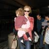 L'actrice américaine Nicole Kidman, accompagnée de son mari Keith Urban, et de leurs deux enfants à l'aéroport de Los Angeles le 8 février 2013.