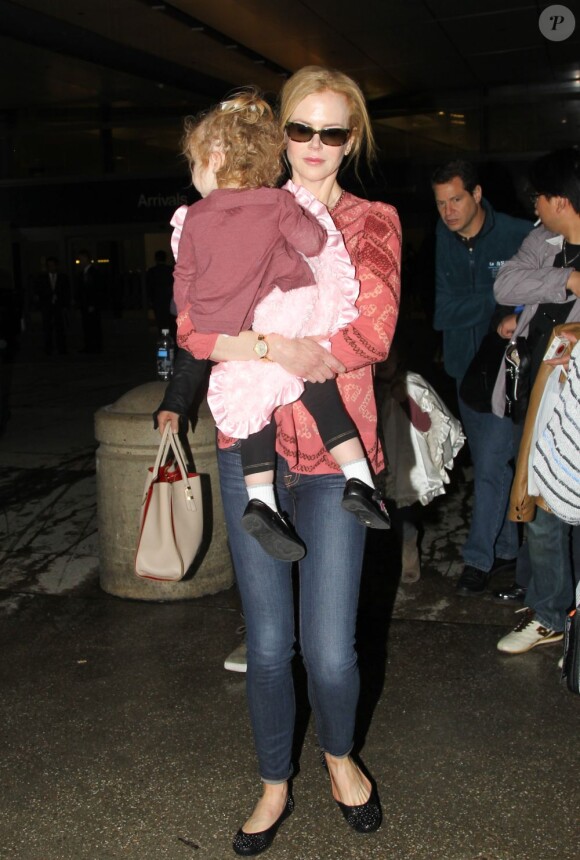 L'actrice américaine Nicole Kidman, accompagnée de son mari Keith Urban, et de leurs deux enfants à l'aéroport de Los Angeles le 8 février 2013.