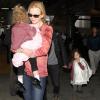 Nicole Kidman, accompagnée de son mari Keith Urban, et de leurs deux enfants à l'aéroport de Los Angeles le 8 février 2013.