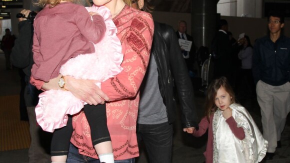 Nicole Kidman, avec Keith Urban et leurs deux fillettes, voyage avec le sourire