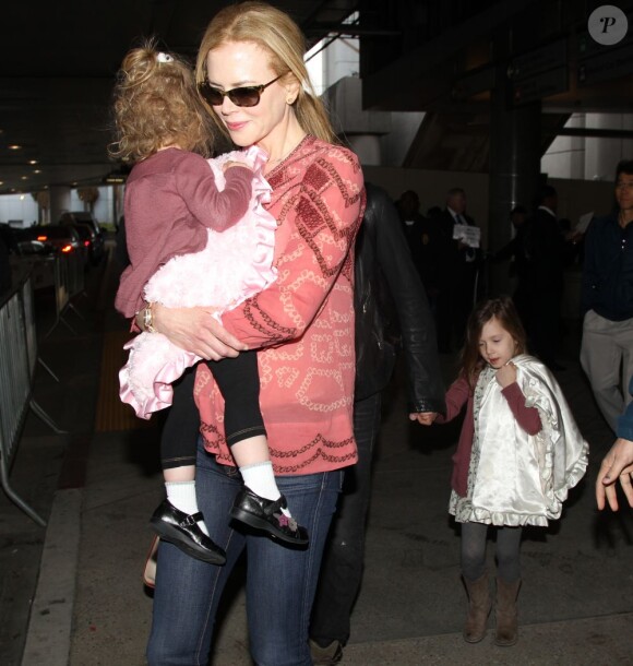 Nicole Kidman, accompagnée de son mari Keith Urban, et de leurs deux enfants à l'aéroport de Los Angeles le 8 février 2013.