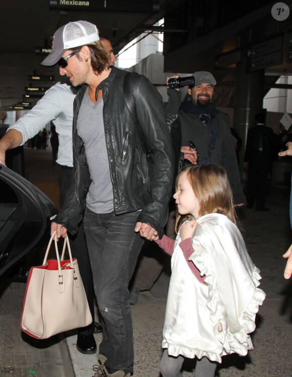 Nicole Kidman, accompagnée de son mari Keith Urban, et de leurs deux enfants à l'aéroport de Los Angeles le 8 février 2013.