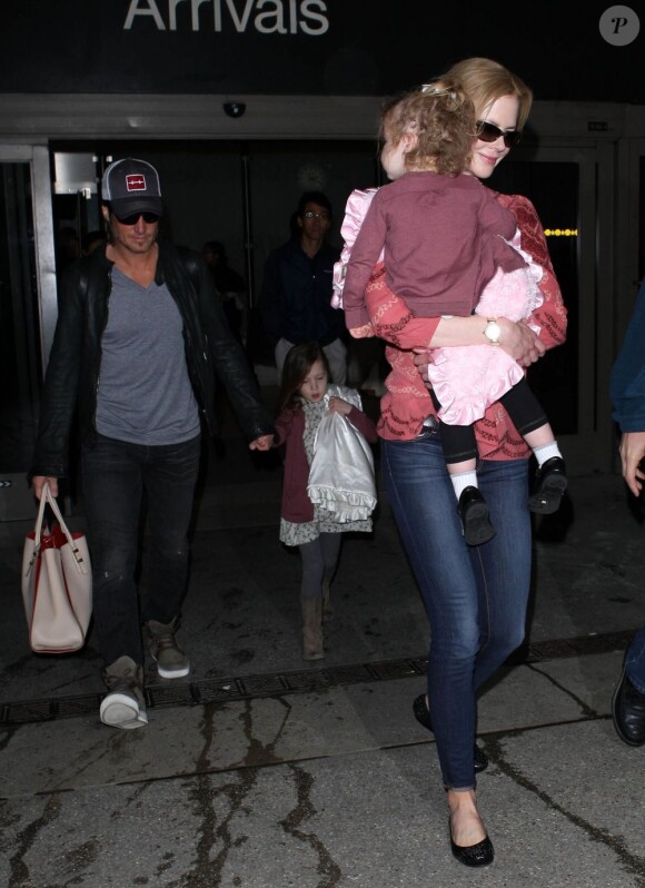 Nicole Kidman, accompagnée de son mari Keith Urban, et de leurs deux enfants à l'aéroport de Los Angeles le 8 février 2013.