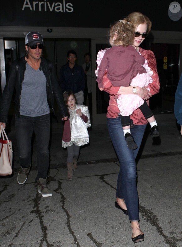 Nicole Kidman, accompagnée de son mari Keith Urban, et de leurs deux enfants à l'aéroport de Los Angeles le 8 février 2013.