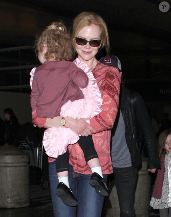 Nicole Kidman, accompagnée de son mari Keith Urban, et de leurs deux enfants à l'aéroport de Los Angeles le 8 février 2013.
