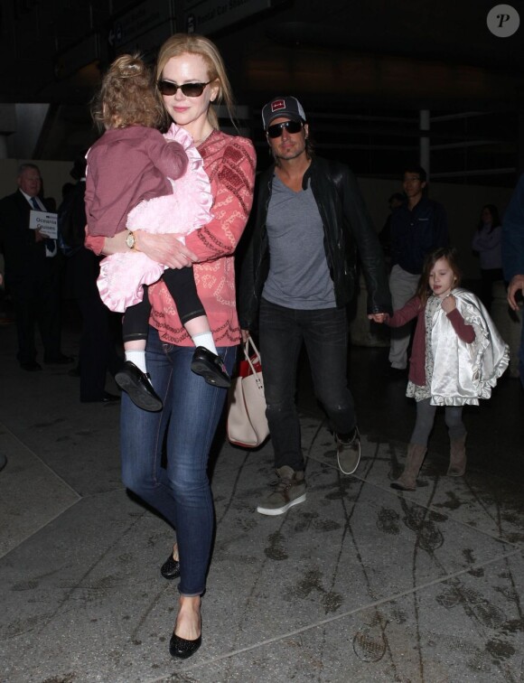 Nicole Kidman, accompagnée de son mari Keith Urban, et de leurs deux enfants à l'aéroport de Los Angeles le 8 février 2013.