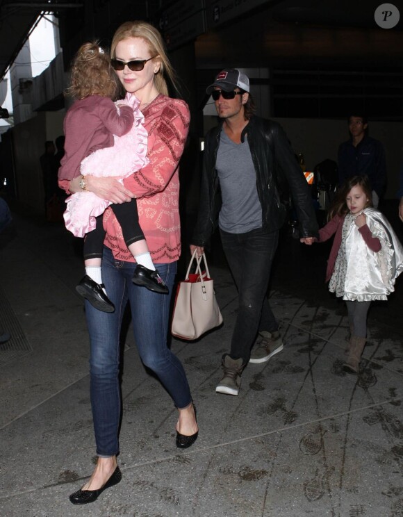 Nicole Kidman, accompagnée de son mari Keith Urban, et de leurs deux enfants à l'aéroport de Los Angeles le 8 février 2013.